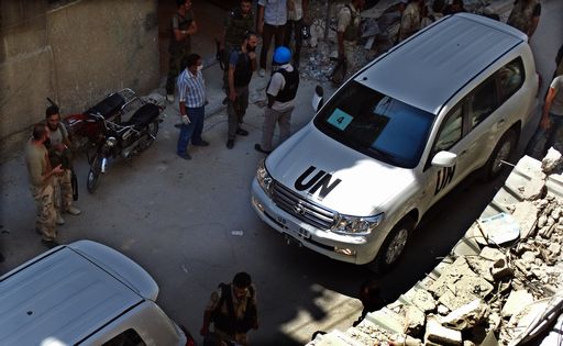 (UPI)- Opposition fighters and civilians stand near members of a United Nations (UN) delegation as UN arms experts inspect the site where rockets fell in Damascus' Eastern Ghouta suburb on August 28, 2013.  Rebels who control the area said the inspectors travelled in a six-vehicle convoy to investigate a suspected chemical weapons strike on August 21.      UPI/Mohammed Al-Abdullah -  {TM News - Infophoto}

Citazione obbligatoria   {TM News - Infophoto}
-----
DAMASCO: DELEGAZIONE ONU ISPEZIONA SITI COLPITI PER SOSPETTO ATTACCO CHIMICO