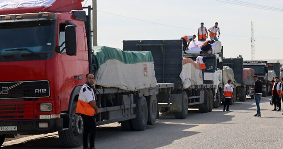 Presi di mira i camion umanitari diretti nella Striscia. A difenderli attivisti ebrei e palestinesi. In Cisgiordania gli attacchi di coloni e fanatici ai convogli per la Striscia che soffre la fame