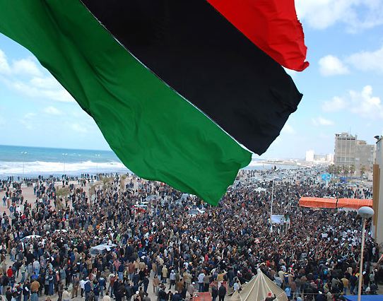 Libia in fiamme, bombe sulla folla: 250 morti. Gheddafi, discorso flash in tv: "Sono a Tripoli"