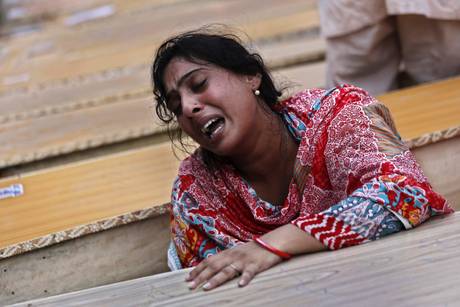 epa03878371 Relatives of the victims of twin suicide bombing that targeted a Christian Church, attend the funeral in Peshawar, the provincial capital of militancy-hit Khyber-Pakhtunkhwa province, Pakistan, 22 September 2013. At least 60 people were killed and more than 100 injured when two suicide bombers detonated explosives strapped to their bodies during a Sunday Mass at a Church in Peshawar.  EPA/ARSHAD ARBAB