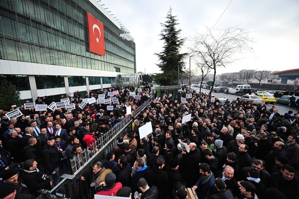 Giornalisti e sostenitori di Zaman fuori dalla sede del giornale a Istanbul, mentre protestano per gli arresti compiuti dalla polizia il 14 dicembre 2014.
(OZAN KOSE/AFP/Getty Images)