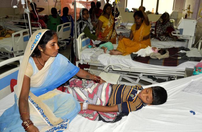 epaselect epa06140127 Family members care for children undergoing treatment at the Baba Raghav Das Hospital in Gorakhpur, India, 12 August 2017. According to reports, at least 64 children have lost their lives at the hospital over six days since 09 August 2017, allegedly due to a lack of oxygen cylinders. Uttar Pradesh state government has however refuted the charges, stating that the children died due to illnesses and various medical reasons.  EPA/STR