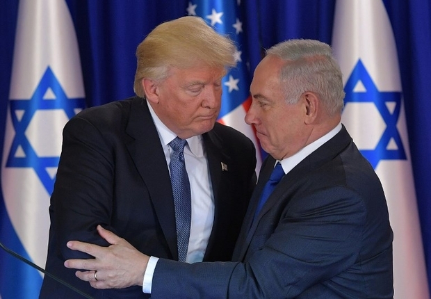 US President Donald Trump (L) and Israel's Prime Minister Benjamin Netanyahu shake hands after delivering press statements prior to an official dinner in Jerusalem on May 22, 2017. / AFP PHOTO / MANDEL NGAN