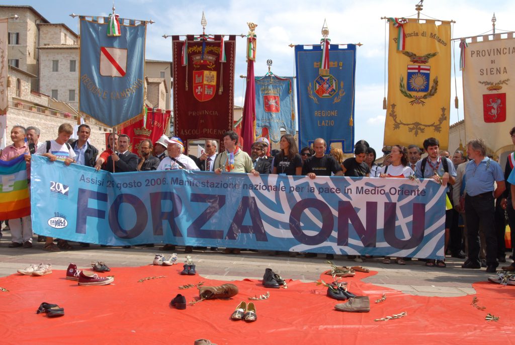 La lettera rivolta ai sindaci, alle sindache e ai/alle presidenti per aderire alla Campagna per il rafforzamento e la democratizzazione dell’Onu promossa in occasione dell’80° anniversario della nascita delle Nazioni Unite, per accogliere l'invito del Coordinamento Nazionale degli Enti Locali per la Pace e i Diritti Umani ad invitare e ospitare nella nostra città uno dei rappresentanti dei popoli che parteciperanno all’Assemblea dell’Onu dei Popoli e alle iniziative collegate, per collaborare alla realizzazione del programma di attività 2024-2026 del Coordinamento Nazionale degli Enti Locali per la pace e i diritti umani.