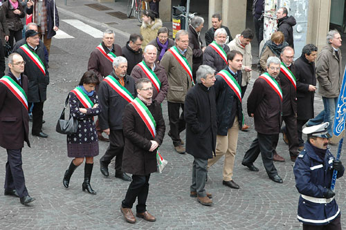 Ma i tagli restano: sindaci in piazza e fasce tricolori listate a lutto