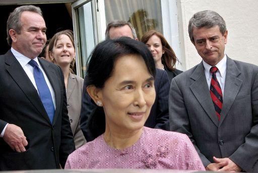 San Suu Kyi chiede di boicottare le elezioni
