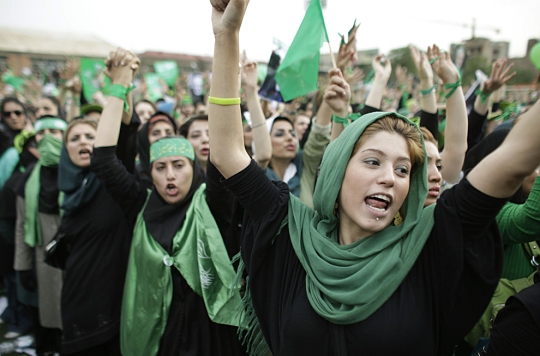 Teheran minaccia Londra e muove la piazza